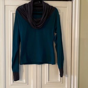 Ramonilisa teal top with gray cowl. Size large.